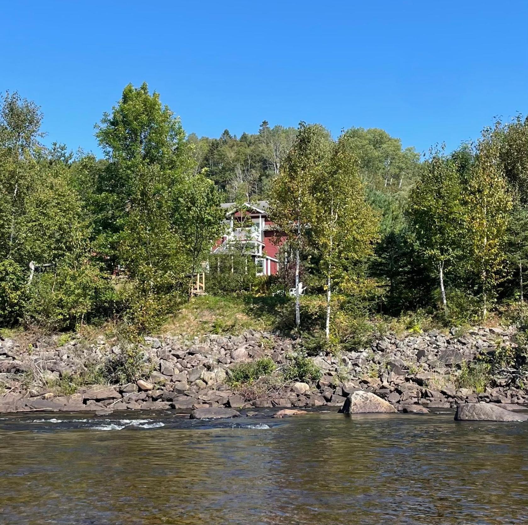 Belle Maison Avec Vue Sur La Riviere L'Anse-Saint-Jean Bagian luar foto