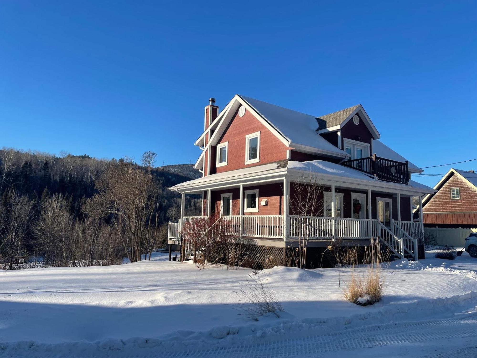 Belle Maison Avec Vue Sur La Riviere L'Anse-Saint-Jean Bagian luar foto